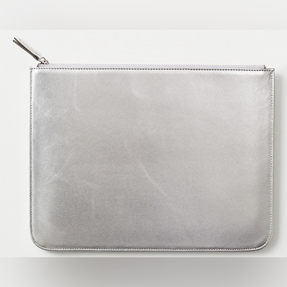 METALLIC LEATHER POUCH FOR IPAD® - SILVER- Mini - Picture 2 of 8